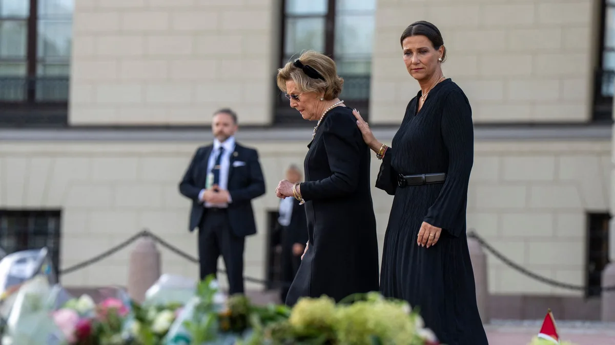 Las lágrimas de la reina Sonia, el dolor de Marta Luisa de Noruega y el apoyo de la reina Mette-Marit: las imágenes del último paseo por Palacio del rey Harald