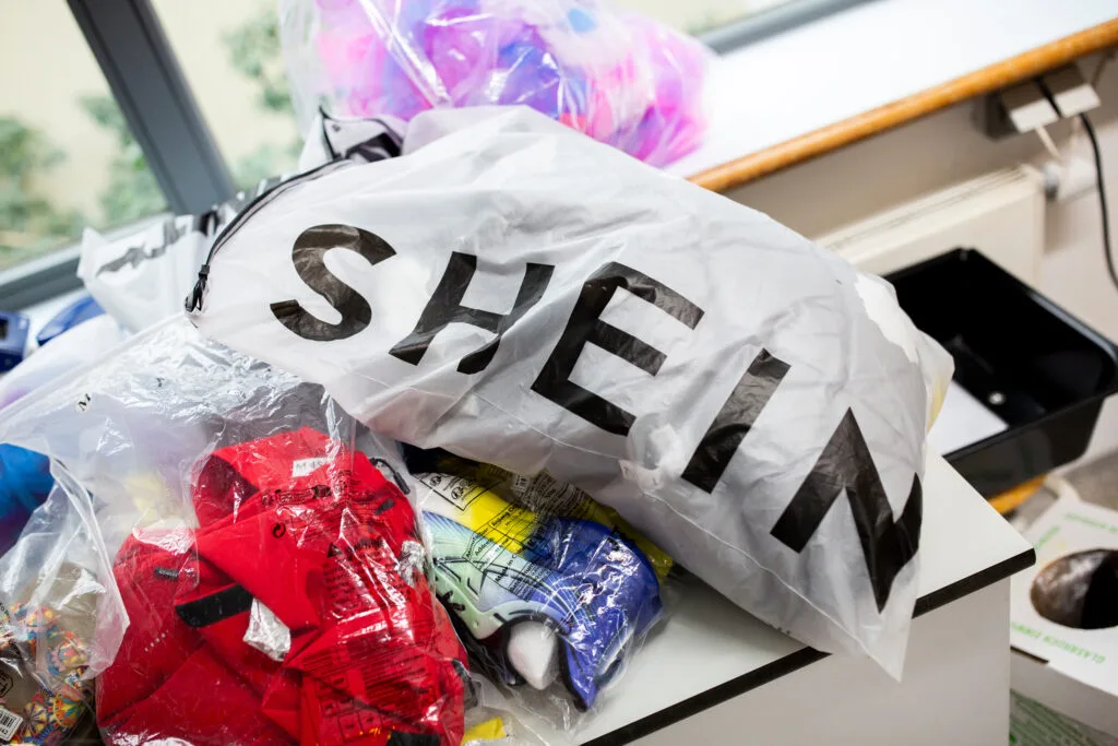 Shein enfrenta multas de até 3,8 mil milhões de euros na Europa por venda de produtos ilegais