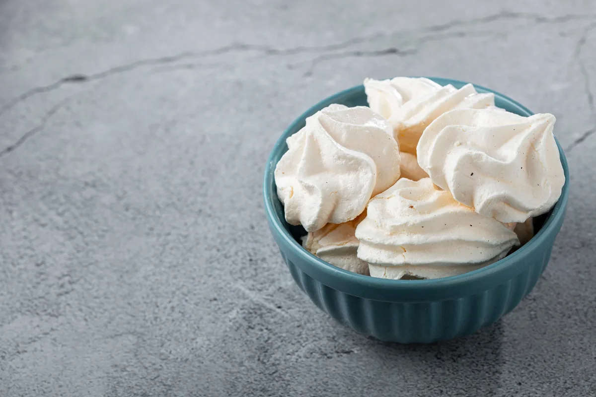 Suspiros de merengue, una receta dulce y sencilla elaborada con solo tres ingredientes