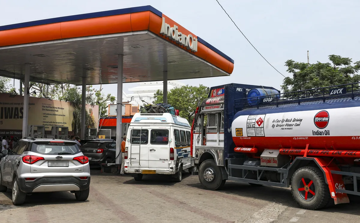 Oil ministry officials meet petroleum dealers body on MDR exemption demand
