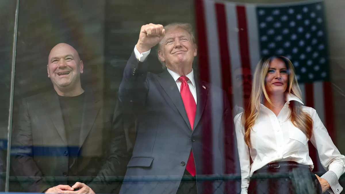 Donald Trump fait un tour de circuit à bord de sa limousine blindée pour les 250 ans des États-Unis