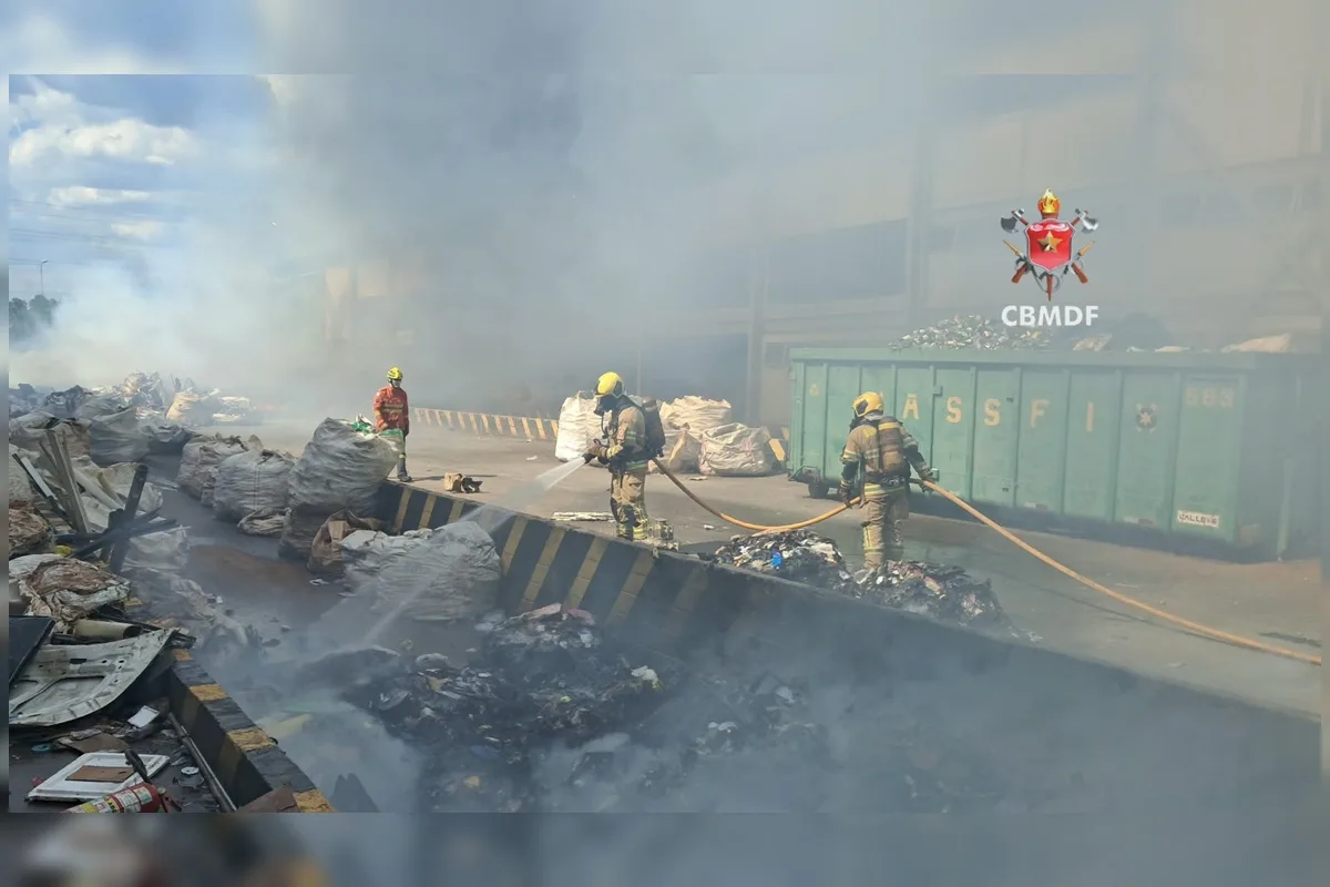 Incêndio de grandes proporções atinge galpão de recicláveis no DF