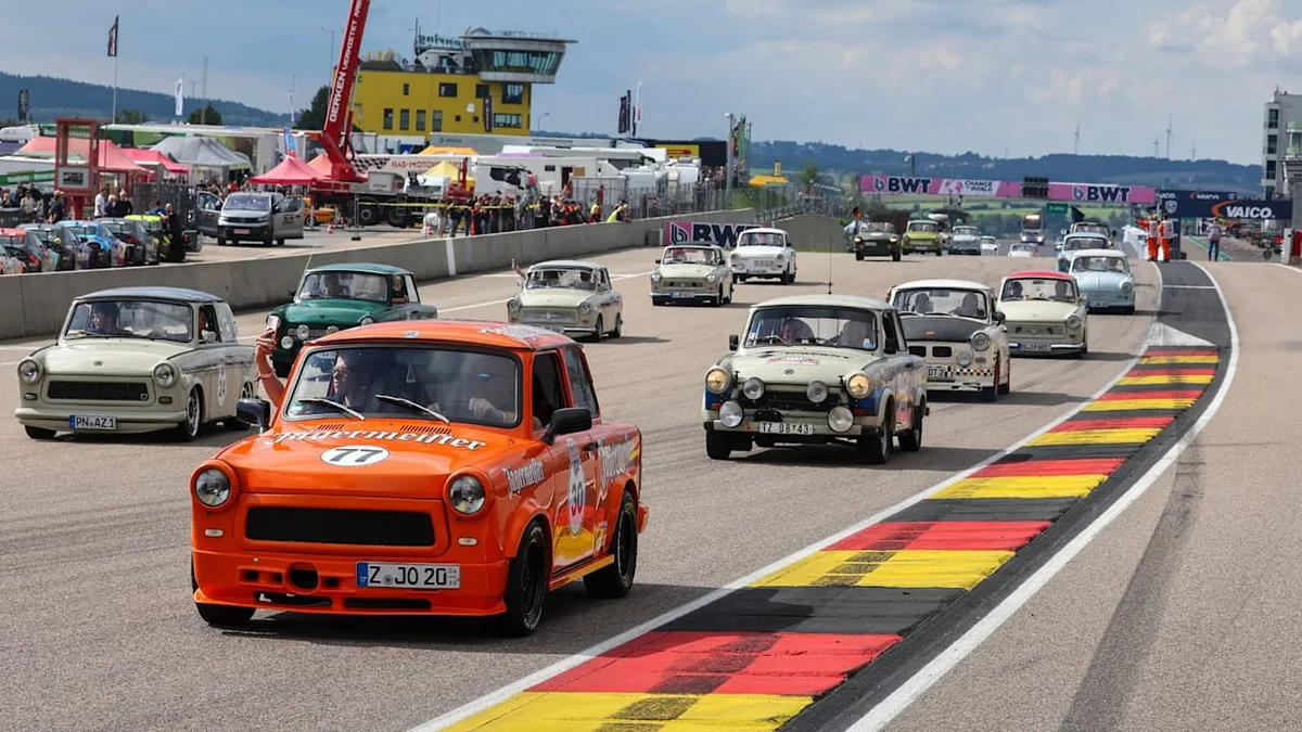 Trabi-Parade am Sachsenring - 50 Trabis, 115 km - Kultfilm-Schauspielerin dabei