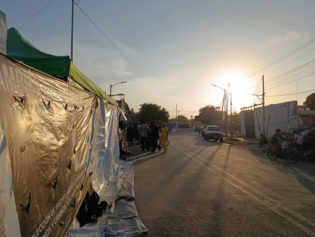 Un arepazo llevó alimento y alegría a Playa Grande para disipar la desolación que sembraron los terremotos