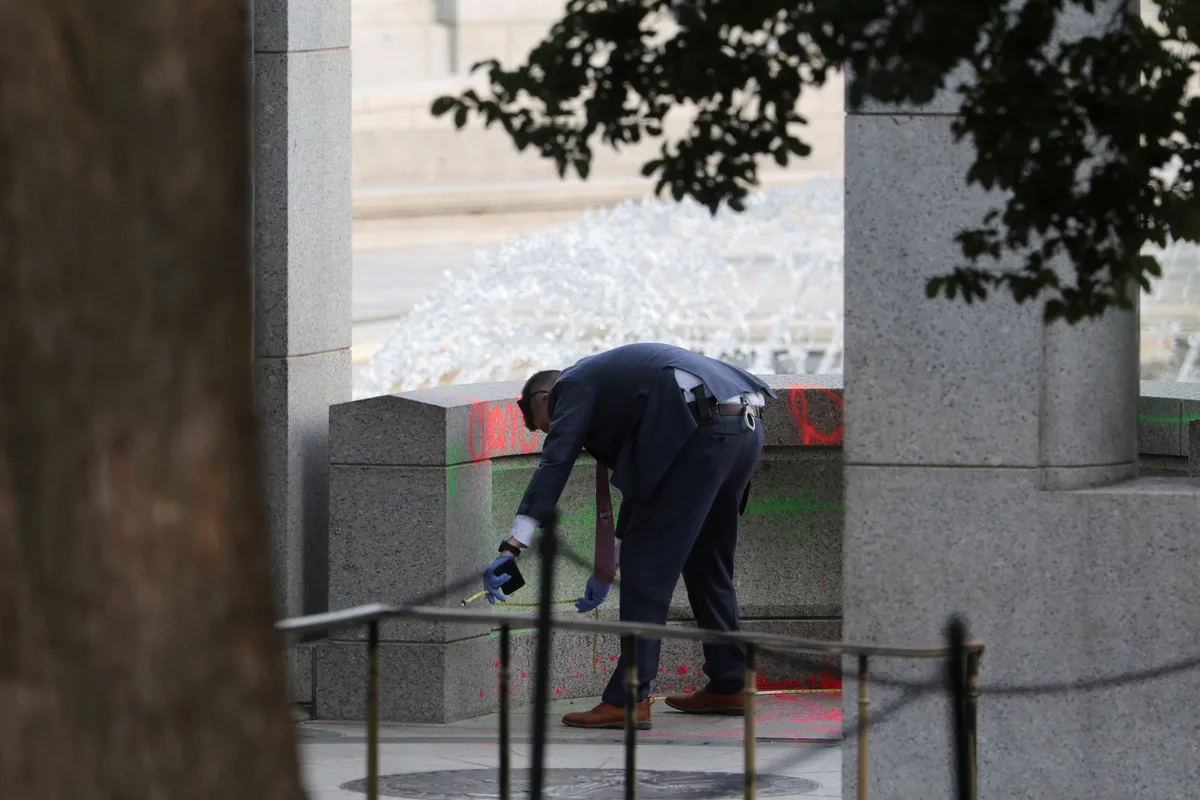 Un jurado imputó a la mujer acusada de vandalizar el Monumento a la Segunda Guerra Mundial en Washington