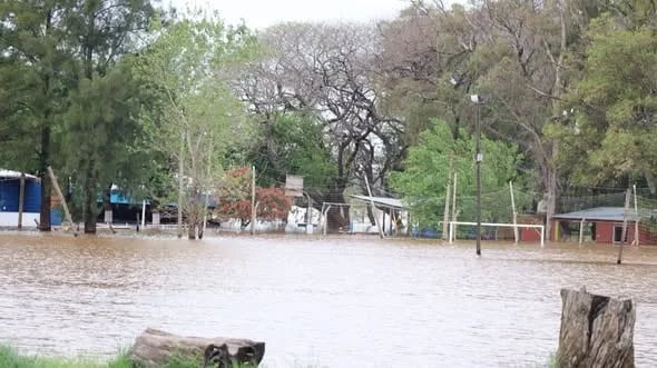 Sigue la alerta por inundaciones ante la crecida de los ríos Paraná y Uruguay: familias evacuadas y operativos de emergencia