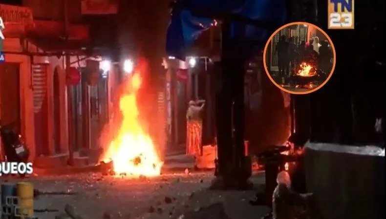 Guatemala: Motocicleta policial se incendió durante una intervención contra manifestantes en el kilómetro 19 de Villa Nueva
