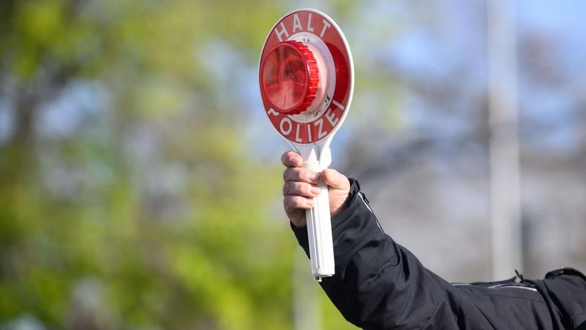 Für Kinder fehlen die Sitze: Acht Menschen in einem Golf: Niemand war angeschnallt
