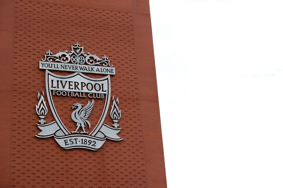 Brasileiro cofundador do Facebook e Jeff Bezos compram parte do Liverpool; saiba valor