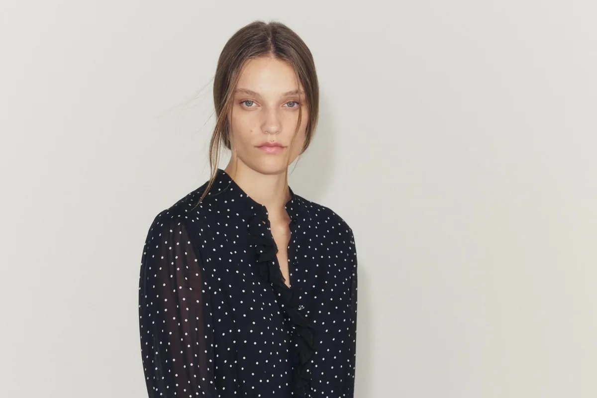 El vestido ideal para empezar septiembre está en la nueva colección de Zara: de corte clásico, media manga y perfecto para llevar con botines los días de frío