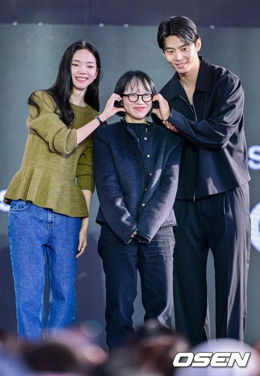 [사진]심수빈-김어진-윤단비 감독, '첫세계' 하트