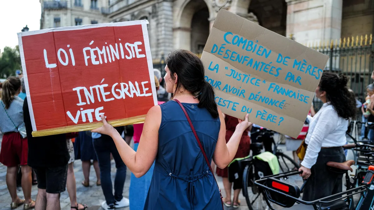 Au travail comme au foyer, les femmes appelées à « s’arrêter » mardi 13 octobre