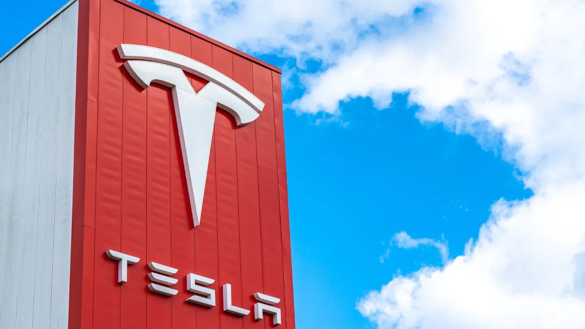Conduite assistée de Tesla : la Slovaquie devient le 9e pays européen à l’autoriser, la France toujours contre
