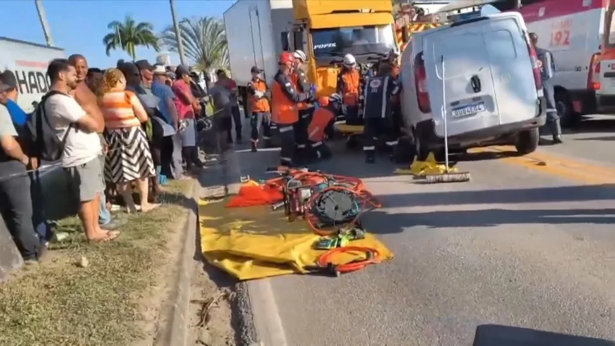 Motorista fica preso às ferragens após bater de frente com caminhão na BR-101, em Linhares