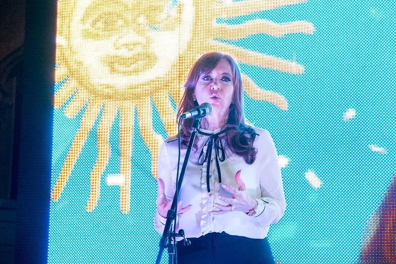 Justiça argentina bloqueia bens de Cristina Kirchner