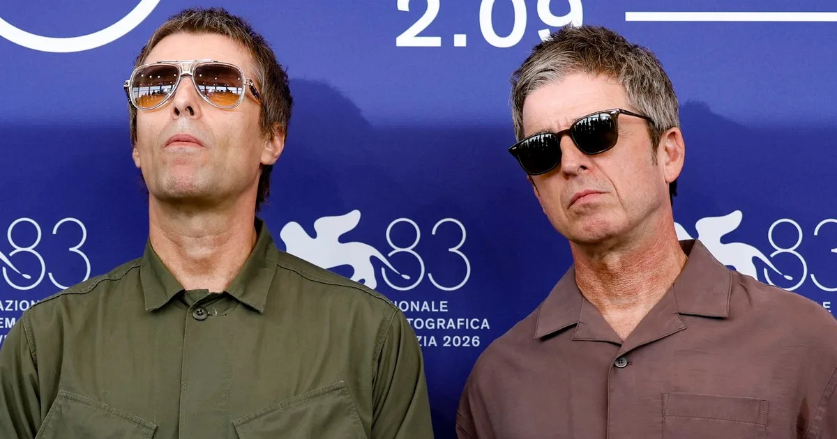 Oasis puso en el cielo de Manchester un mensaje luminoso gigante que parece anunciar su próxima gira