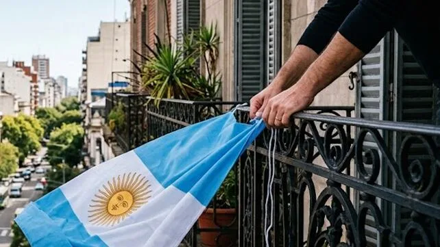 El país que puede multar hasta con 3.000 euros por colocar una bandera en el balcón: cuál es y qué dice la ley