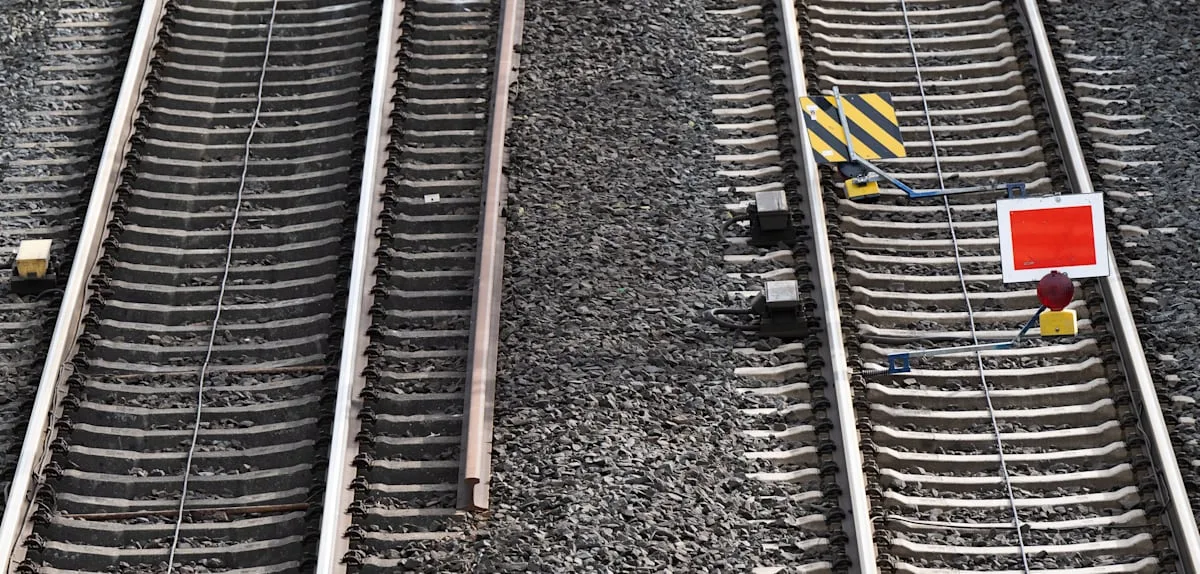 Mehrere Hinweise auf „Trainsurfer“ stoppen Bahnverkehr