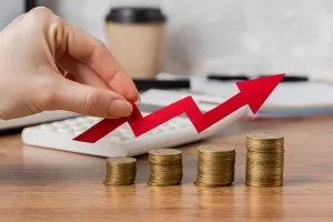 Dezenas de FIIs pagam dividendos hoje; veja valores de MXRF11, TRXF11 e XPLG11