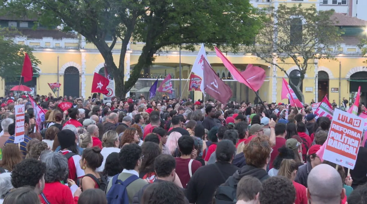 Apoiadores fazem ato pró-Lula no Largo da Alfândega, em Florianópolis