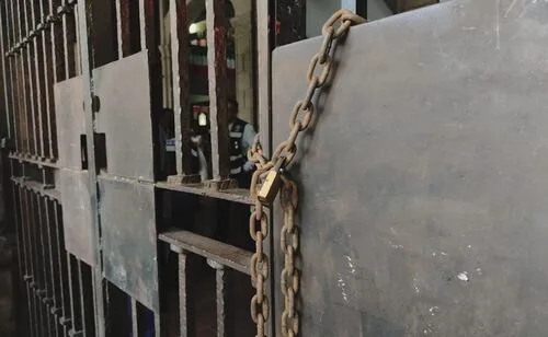 Militantes del PT sellan con cadenas y candados puerta de Palacio de Gobierno de Cuernavaca; bloquean accesos a la ciudad