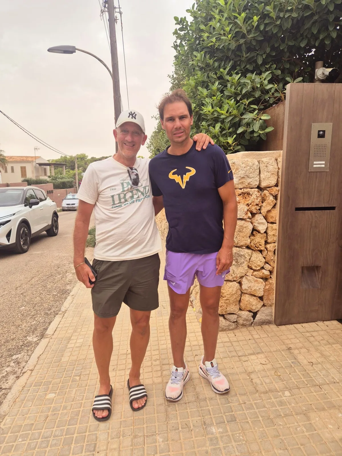Rafael Nadal recebe visita surpresa de fã em casa e viraliza com reação