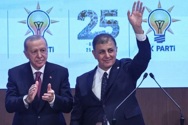 Le maire d’Izmir se rallie à Erdogan : “Ce lâche s’est courbé devant la menace”