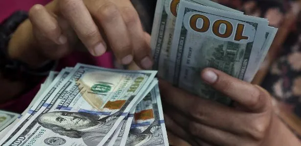 Inflação nos EUA quase anula reajustes salariais por hora em 2 anos