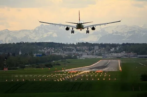 Boletos de avión vuelan 15% por la turbosina; registran mayor alza desde junio de 2024