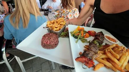 Changer l'heure de ses repas augmenterait les risques cardiovasculaires chez les hommes, selon une étude