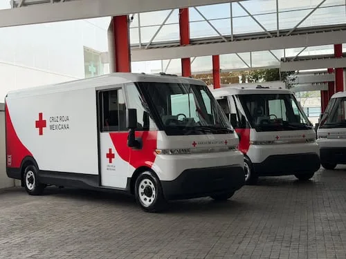 Cruz Roja Mexicana recibe 5 camionetas eléctricas Chevrolet BrightDrop de GM