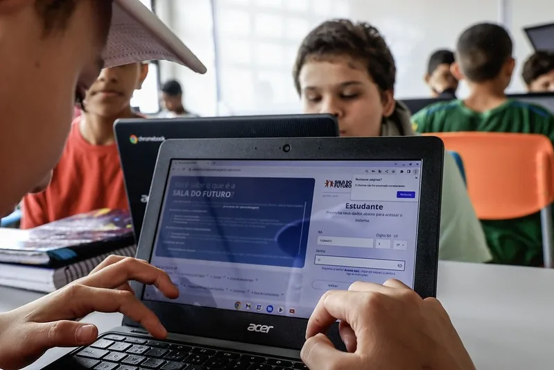 Governo de São Paulo amplia distribuição de tablets para alunos