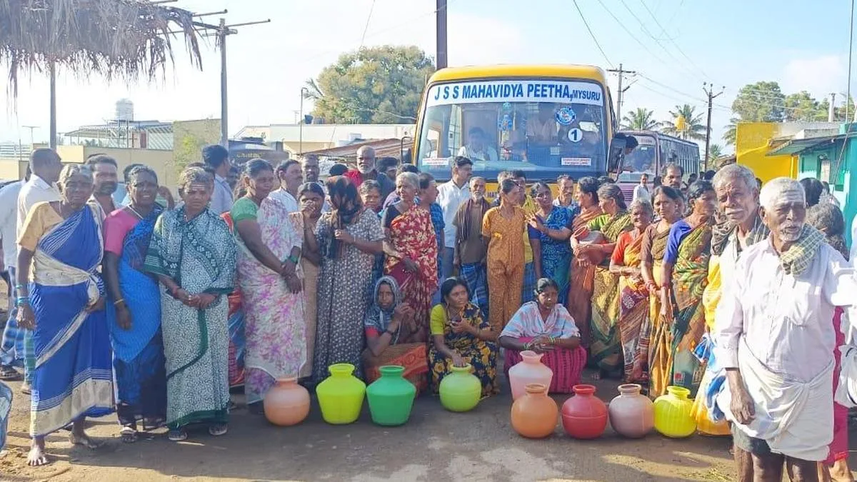 Women block road over drinking water shortage near Thalavadi