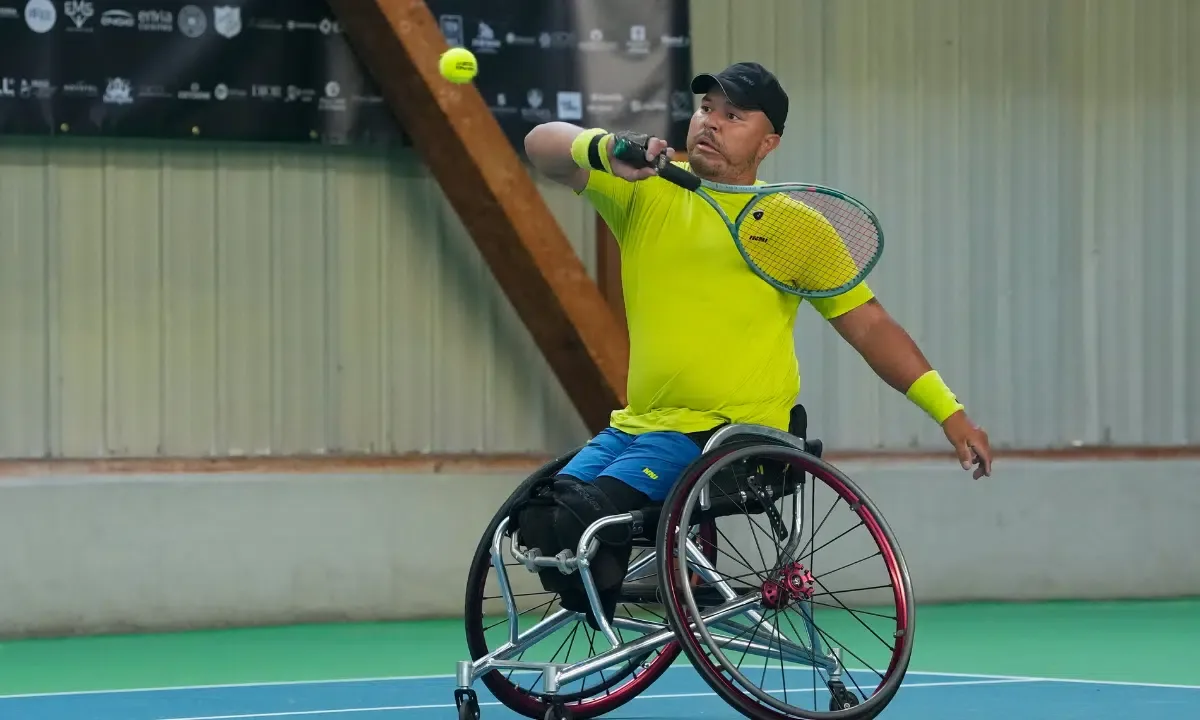 Leandro Pena vence desempate por 10 a 1 e vai à final na França