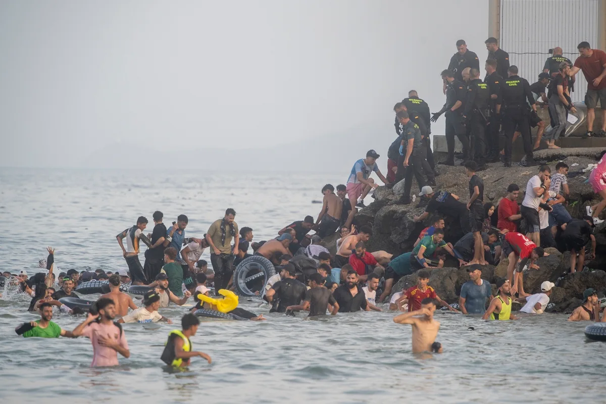 Após nova travessia para Ceuta, imigrantes são presos no Marrocos