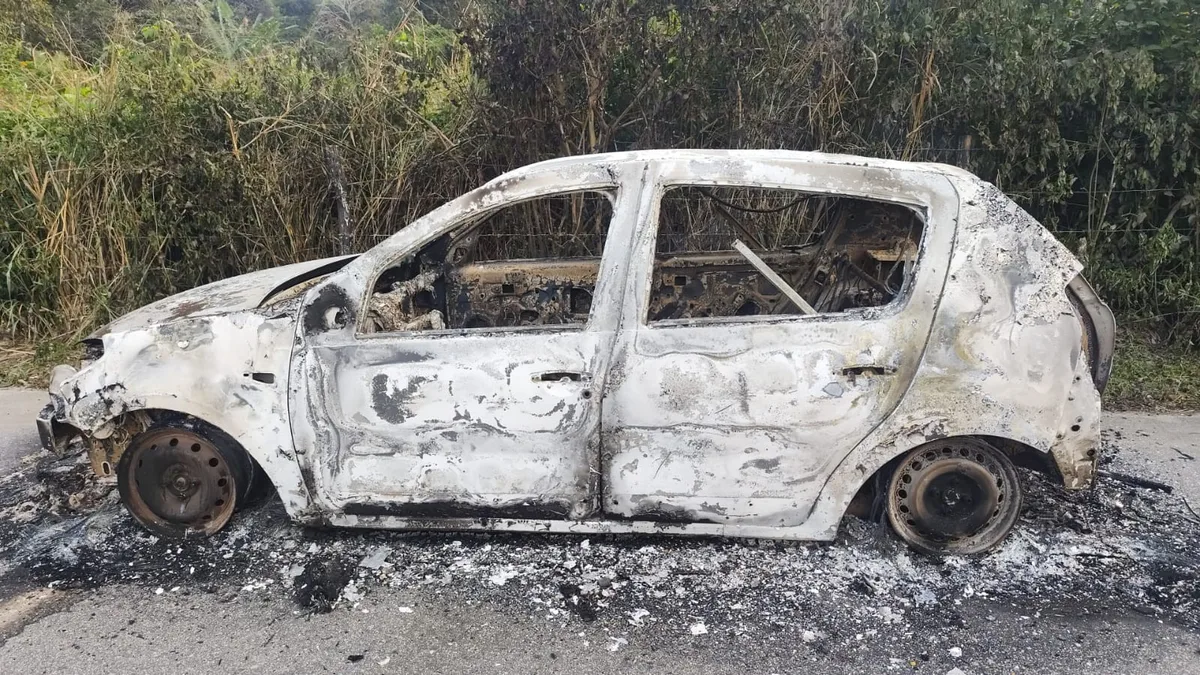 Corpo carbonizado é encontrado dentro de carro em estrada de Maricá