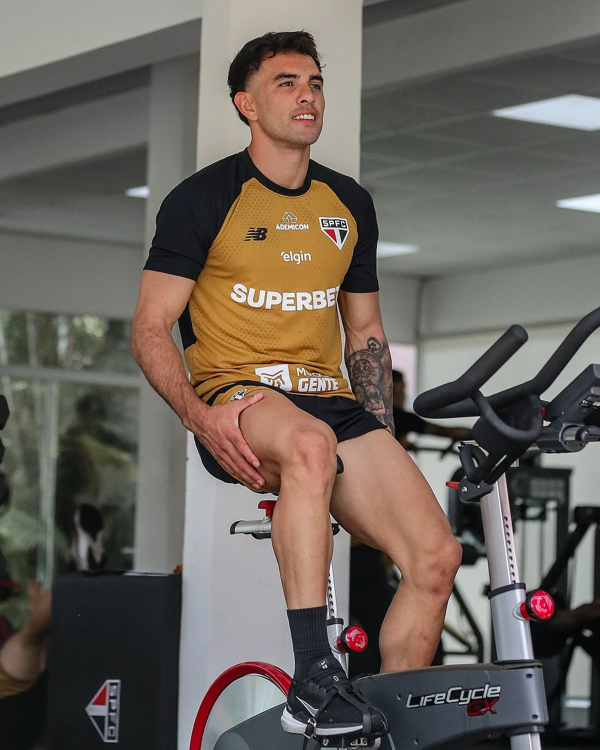 Afastado, Enzo Díaz aguarda fim da temporada e quer voltar ao São Paulo em 2027
