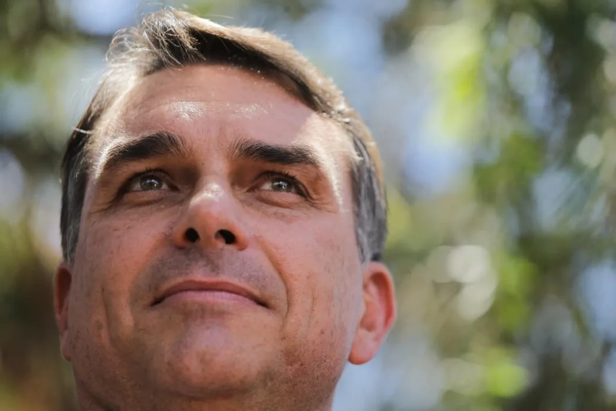 Sem caminhada, com trio e discurso: a operação para receber Flávio na Bahia