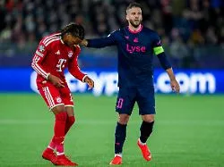 Bayern-Star verliert die Nerven: "Großartig": Viking-"Drecksack" feiert Platzverweis für Olise