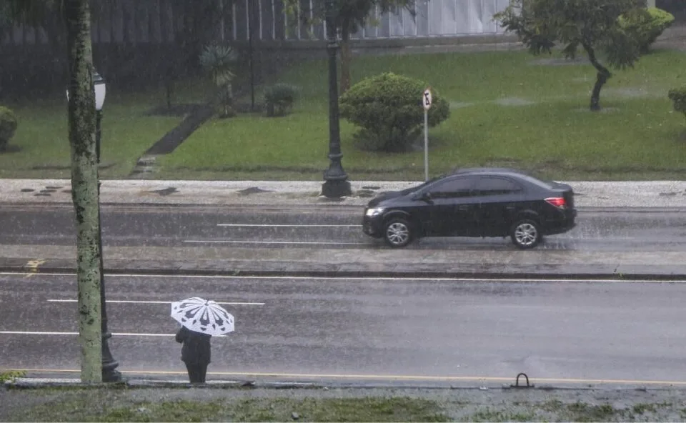 Chuvas intensas e risco de ciclone deixam cinco estados em alerta neste sábado; Paraná está na lista
