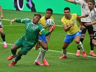 Mercato. Qui est Zion Suzuki, gardien tout proche de rejoindre le PSG qui a finalement signé à Aston Villa ?