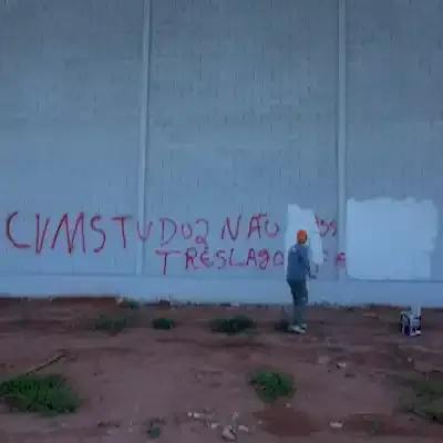 "Sobrou pra mim": pintor cobre pichação do Comando Vermelho em muro de barracão