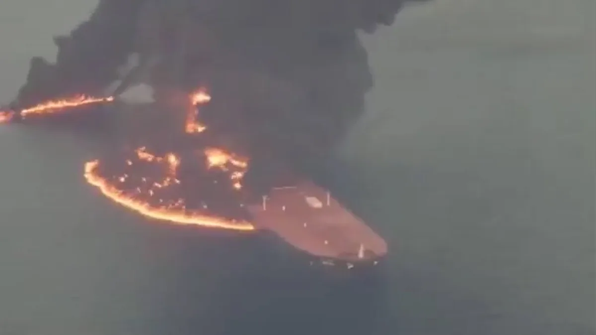 Irán informó que un superpetrolero se incendió tras chocar con una mina marítima al salir del estrecho de Ormuz