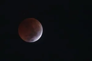 Eclipse lunar ‘quase total’ será visível no Brasil nesta semana; saiba como observar