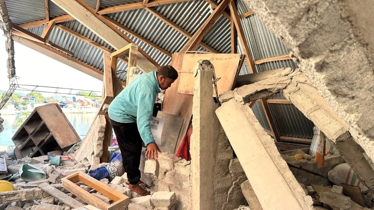 Businesses reopen after eastern Indonesia earthquake displaced thousands