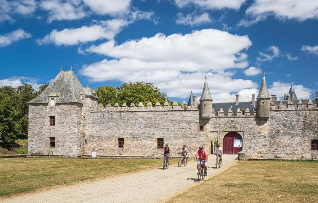 Bretagne : Seize personnes blessées lors de l’effondrement d’un gradin avant un spectacle