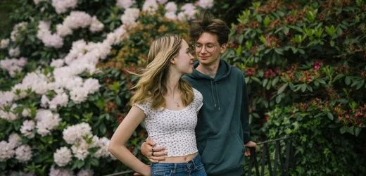 Erstes Verliebtsein: Gibt es sie noch, die erste Liebe zwischen Teenagern?