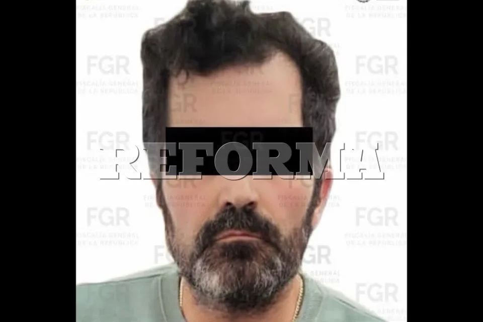 Arriba Contralmirante Farías a México