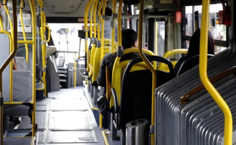 Após denúncia de passageiros, motorista de ônibus é preso por dirigir bêbado e fazer manobras perigosas em Curitiba