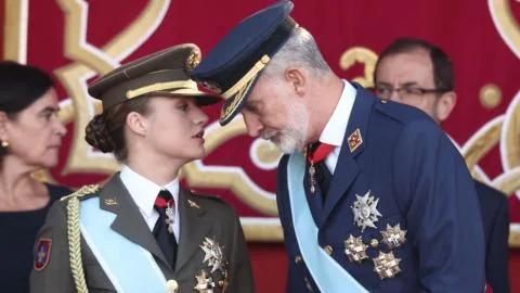 La Princesa Leonor protagoniza una curiosa escena con Felipe VI en el desfile del 12-O que no ha pasado desapercibida